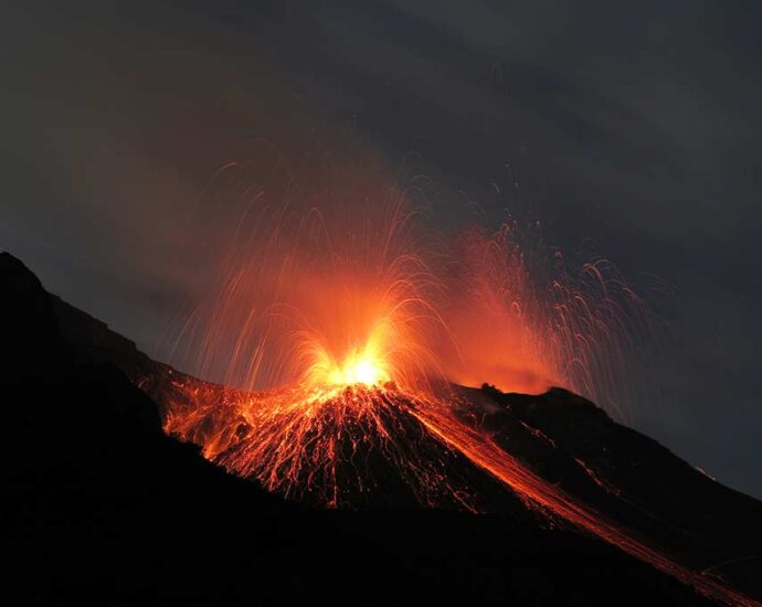 Stromboli Ausbruch Eruption bei Nacht